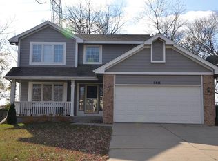 8816 Oakdale Dr, Johnston, IA 50131