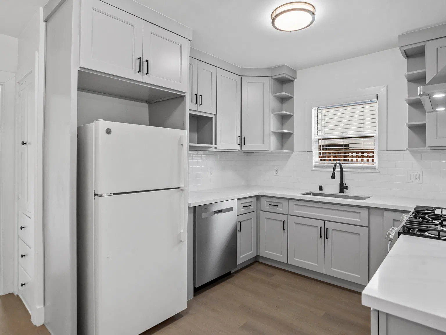 2 bed, 866 sqft, $3,195 — Photo 2