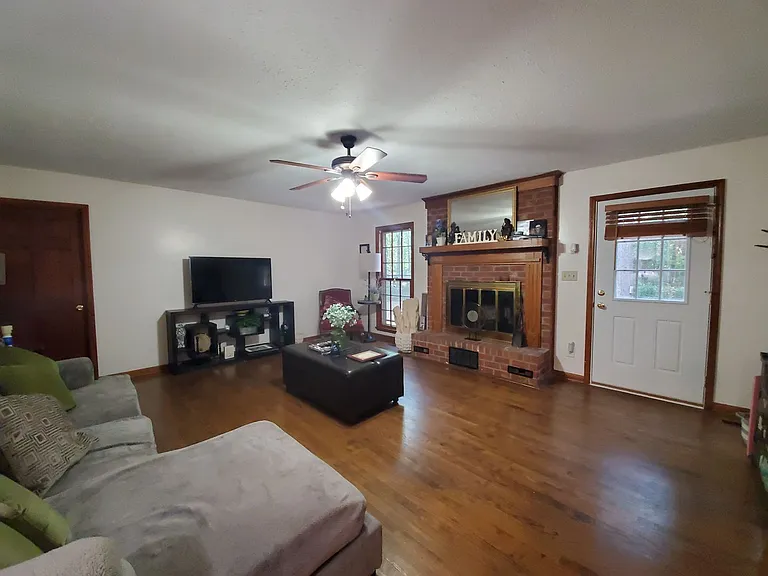 225 Woodglen Dr — Photo 7