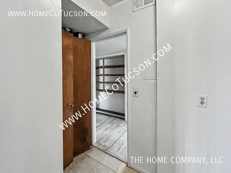 4531 E 8th St — Photo 16