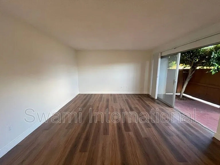 633 E 97th St #1 — Photo 5