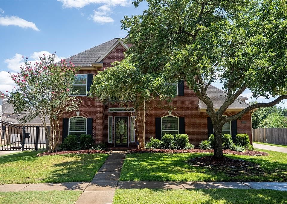 Beautiful Home with Sparkling Pool and 3 Car Garage and Garage Apartment!