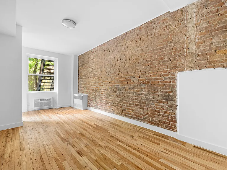 431 W 22nd St #1R — Photo 20