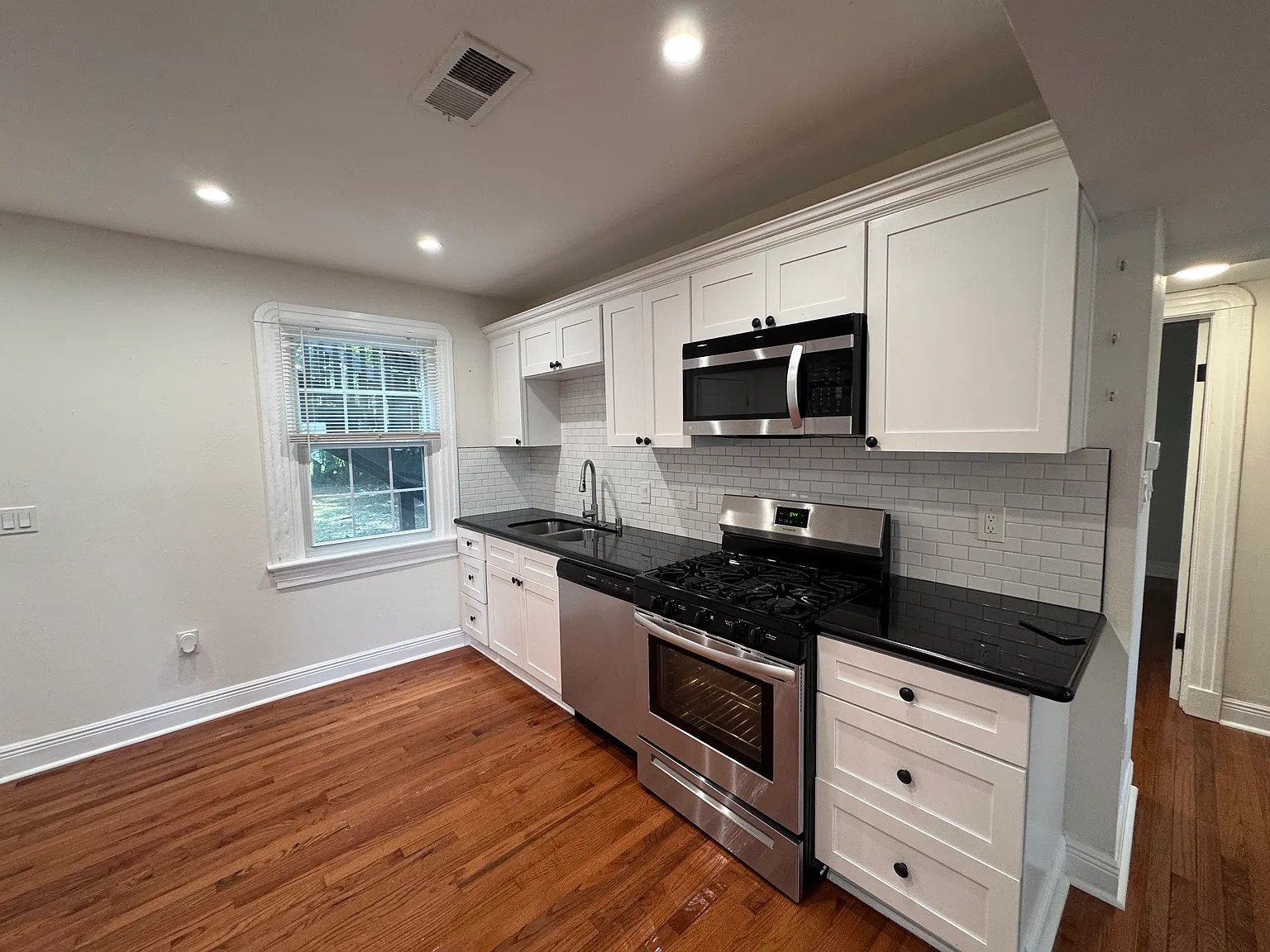 2 bed, 1050 sqft, $1,400 — Photo 4