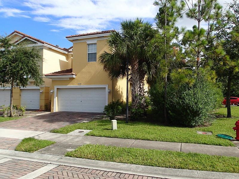 1st image of 925 Pipers Cay Dr