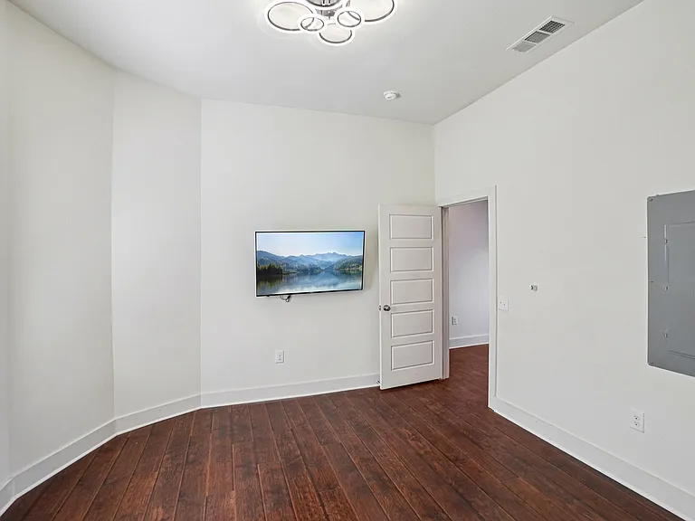 422 N Marlborough Ave — Photo 45