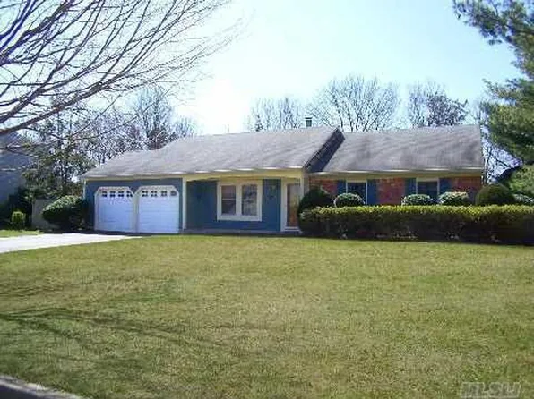 14 Gaton Ln, Coram, NY 11727