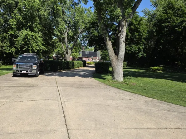 1N521 Macqueen Dr, West Chicago, IL 60185