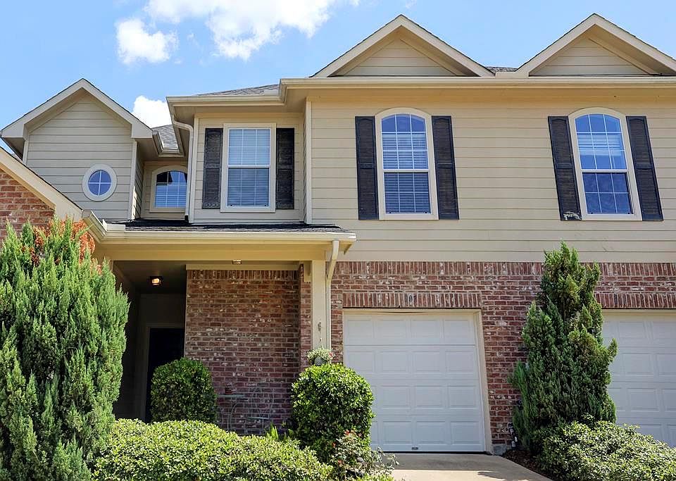 Welcome home to this gorgeous townhouse that is move-in ready!