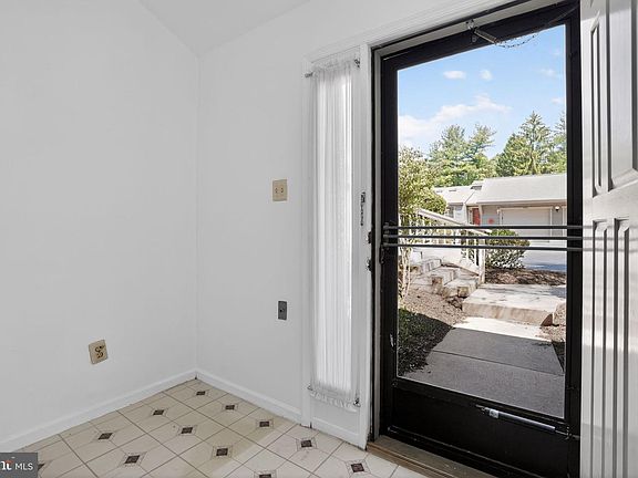 3rd image of 803 Jefferson Way #803