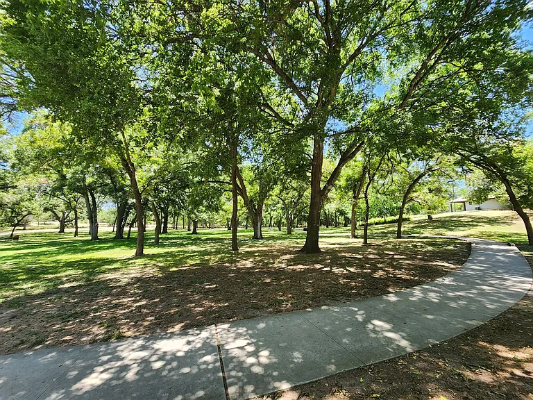 795 Albert St — Photo 22