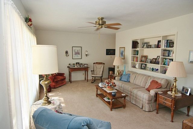 2nd image of 902 N 10th Ave E