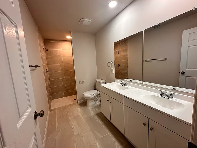 1421 NE 8th Pl — Photo 8