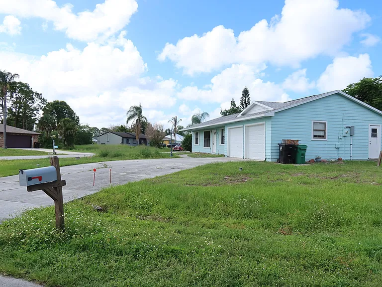 601 SE Polynesian Ave — Photo 2