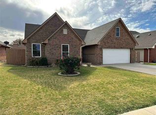 504 Greenbriar Rd, Ponca City, OK 74601