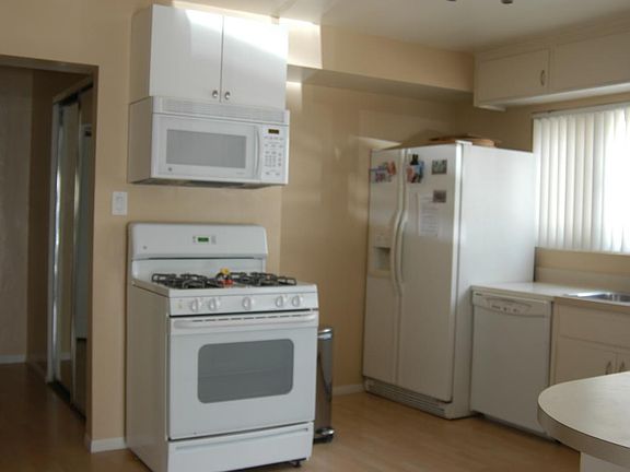 LARGE KITCHEN AREA