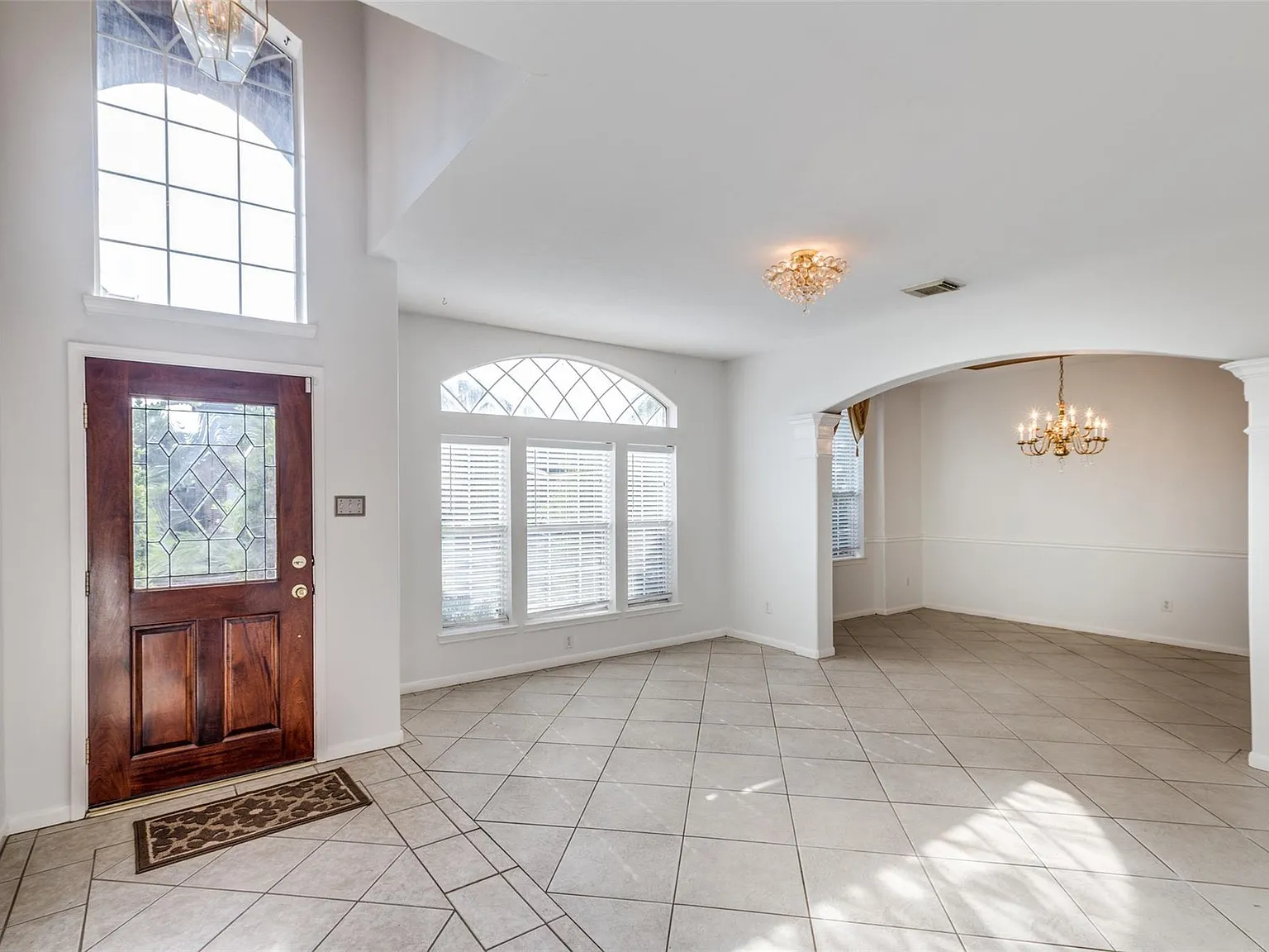 4 bed, 2.5 bath, 2987 sqft, $2,950 — Photo 2