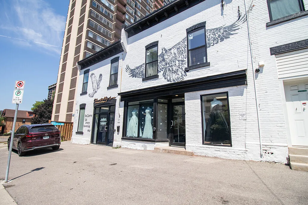 140 Caroline Street South — Photo 1