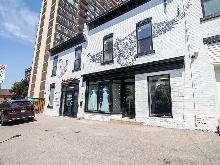 140 Caroline St S — Photo 1
