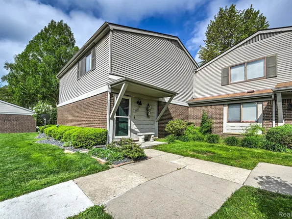 29765 Farmbrook Villa Ln, Southfield, MI 48034