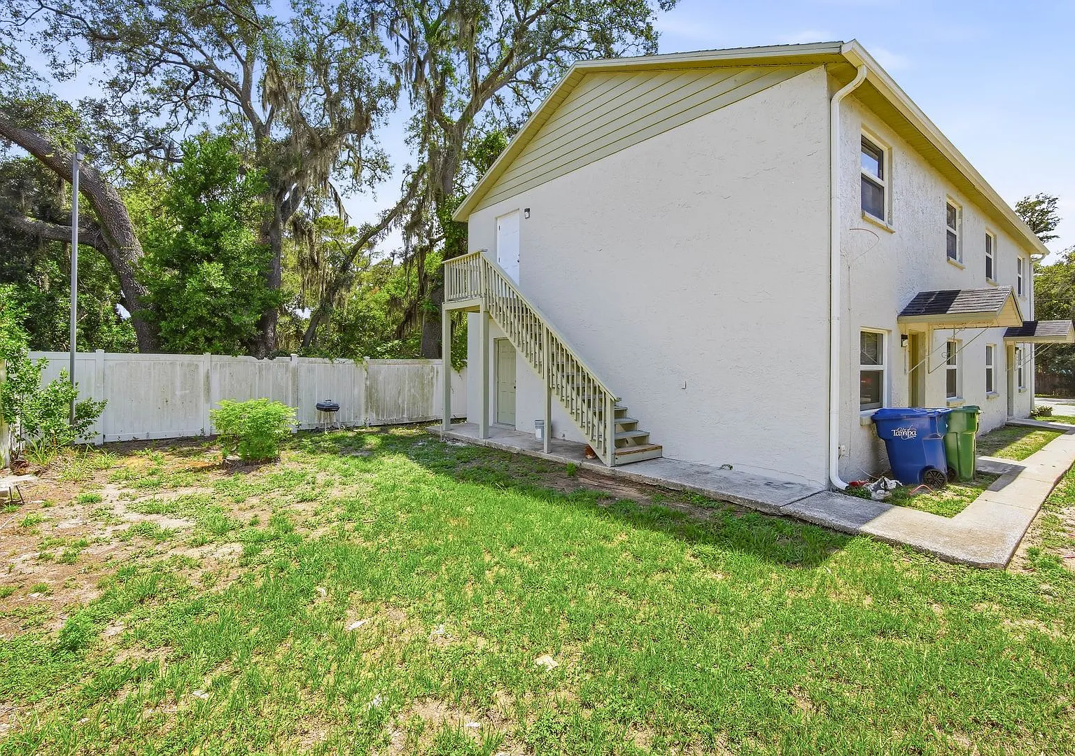 Move In Special! Completely Remodeled 2 Br / 1 Ba 2nd Floor Apartment Available Now! — Photo 4