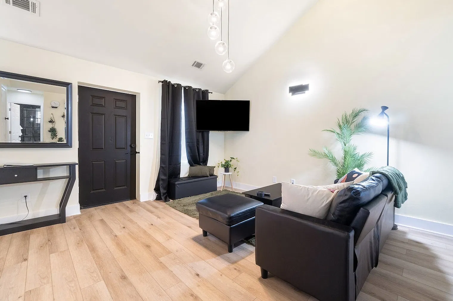 2 bed, 1.0 bath, 839 sqft, $2,587 — Photo 1