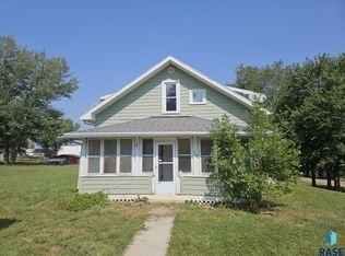 116 E 5th St, Colome, SD 57528