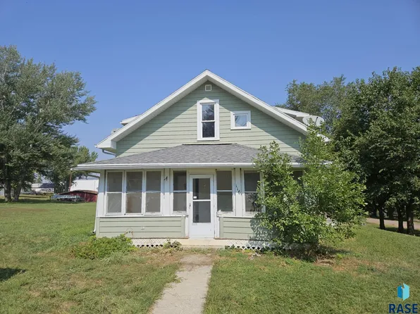 116 E 5th St, Colome, SD 57528