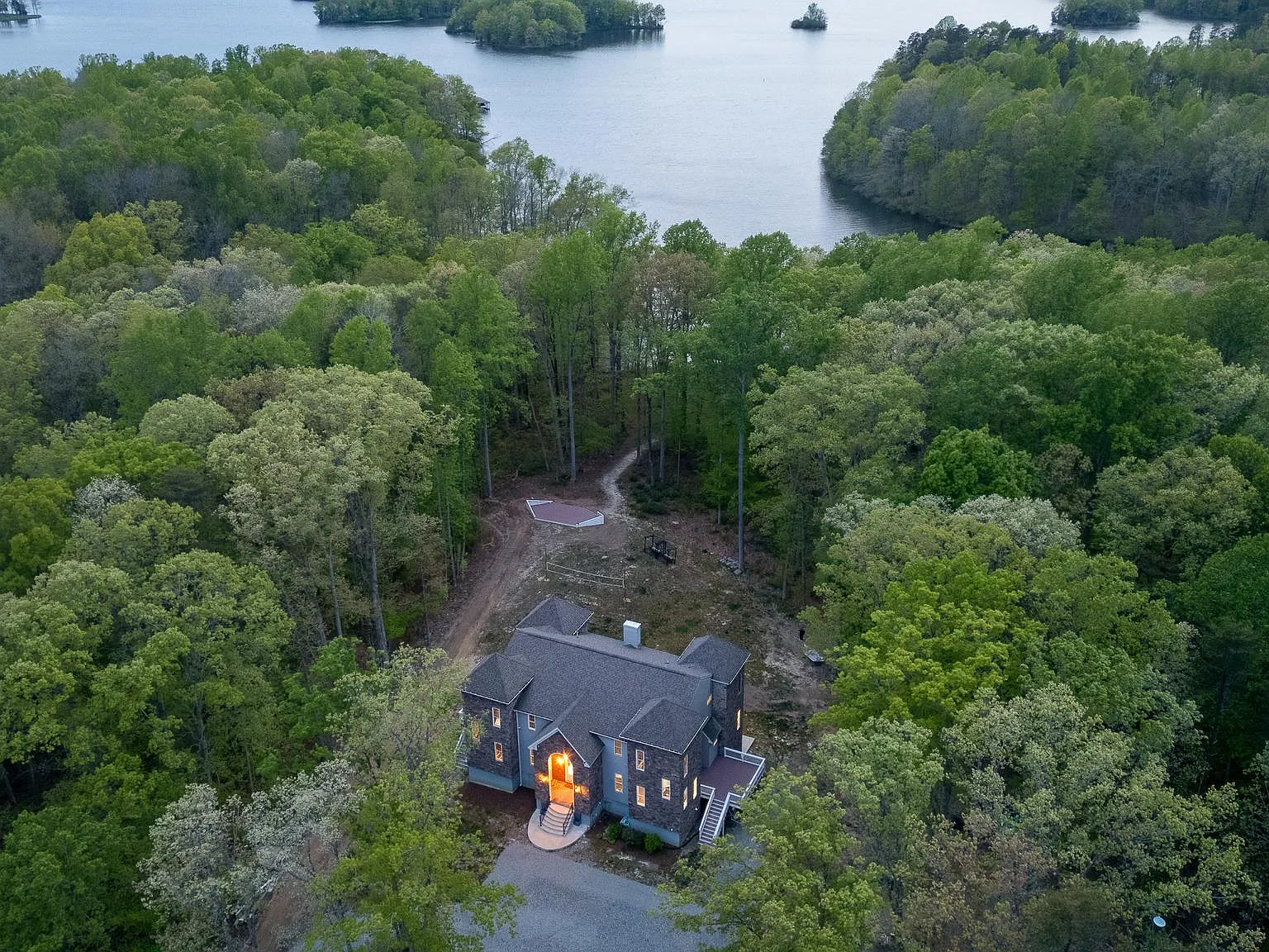 6 bed, 5.5 bath, 9000 sqft, $5,900 — Photo 1