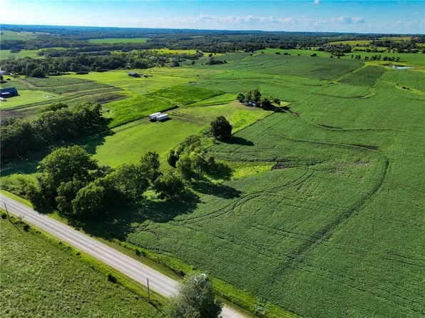 1 SW 85th St, Wakarusa, KS 66546