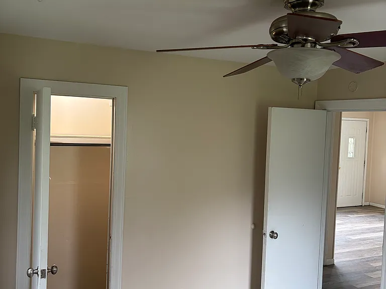223 Van Buren Ave — Photo 9