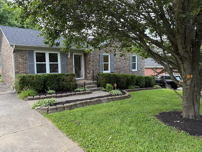 1604 Hopkins Ct — Photo 2
