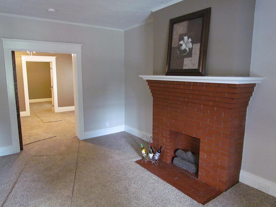 1st image of 21 Maywood Pl