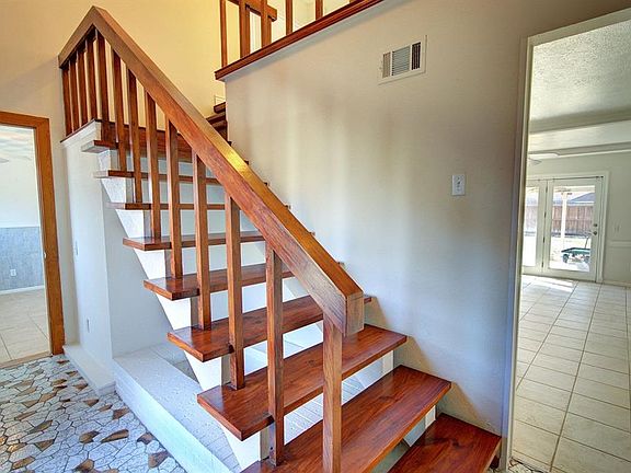 3rd image of 1321 Glenville Dr