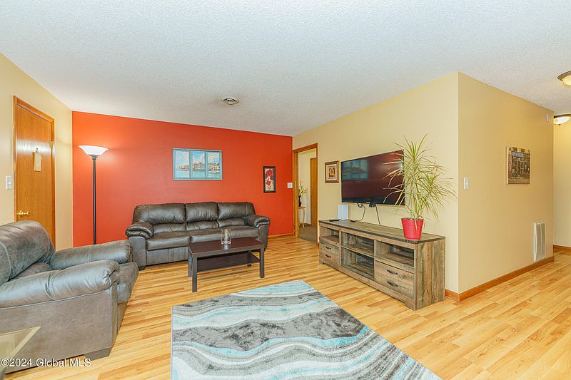 4th image of 203 Cambridge Manor Drive