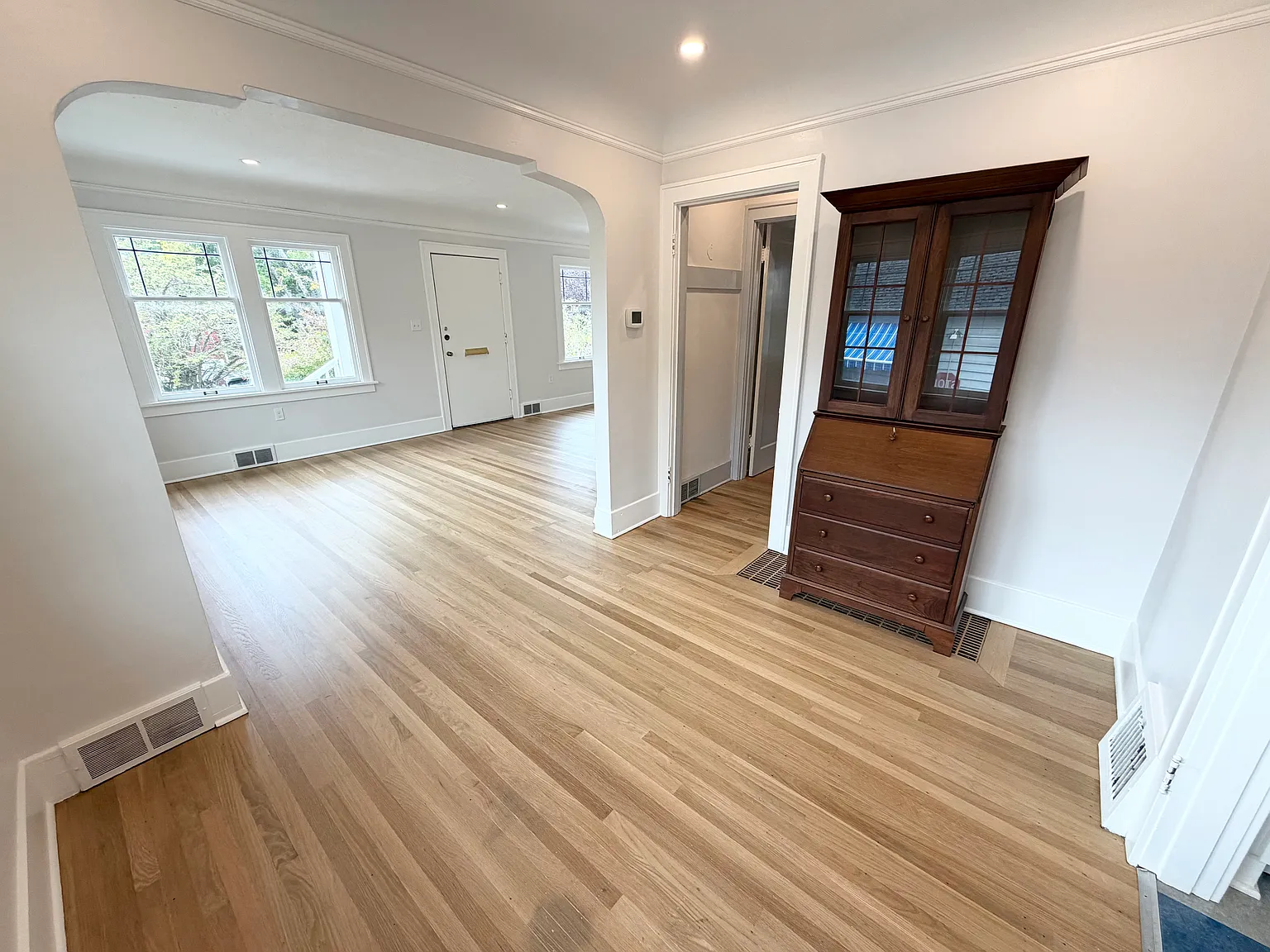 4 bed, 2060 sqft, $4,695 — Photo 4