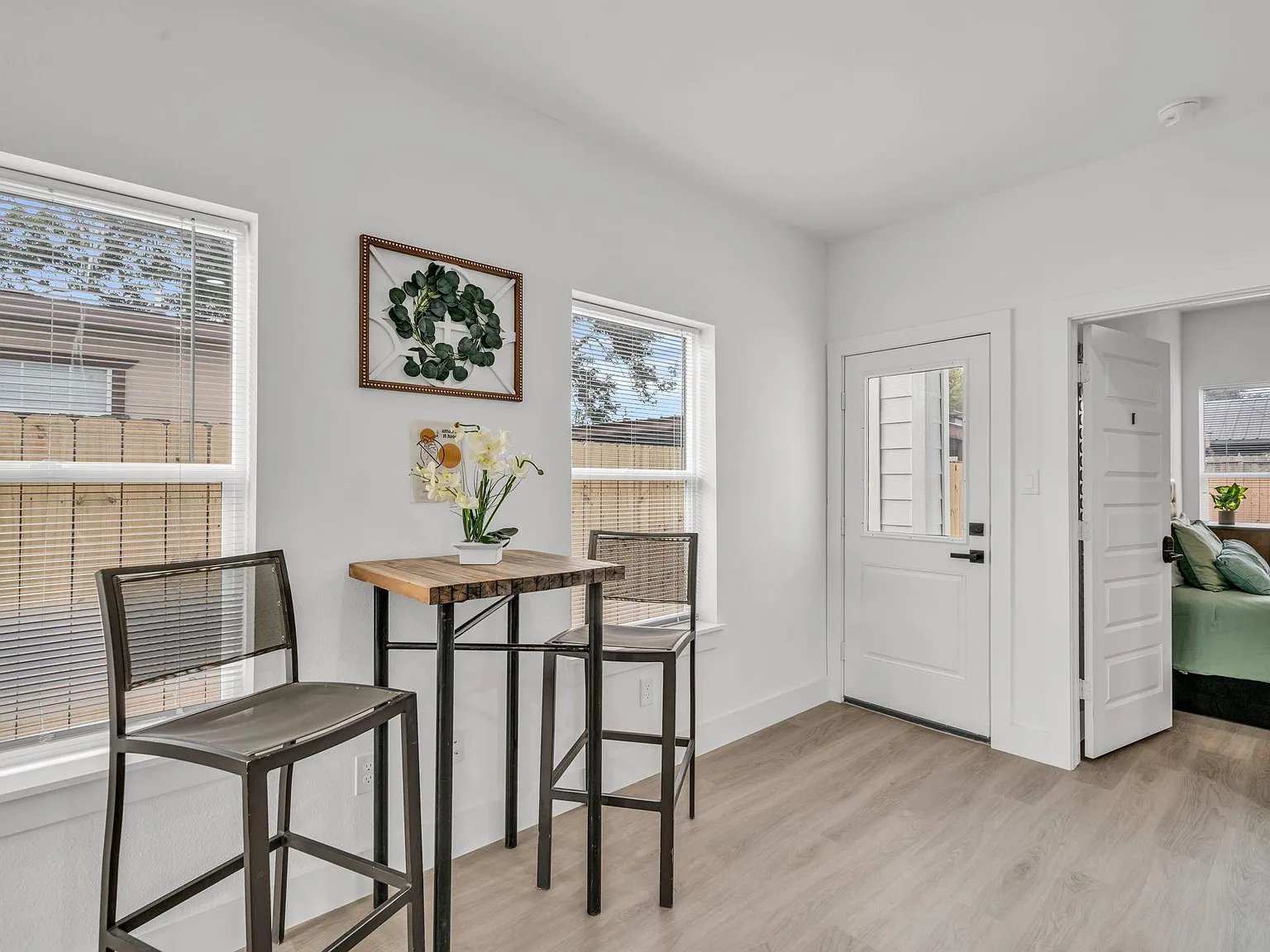 4 bed, 4.0 bath, 1600 sqft, $1,174 — Photo 3