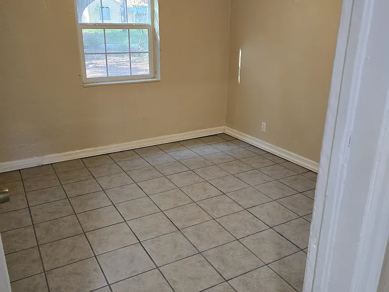 1202 Gillespie Ave — Photo 4