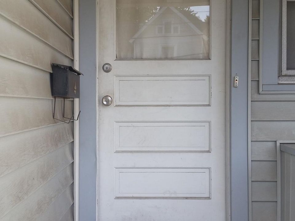 1st image of 303 W Oak St