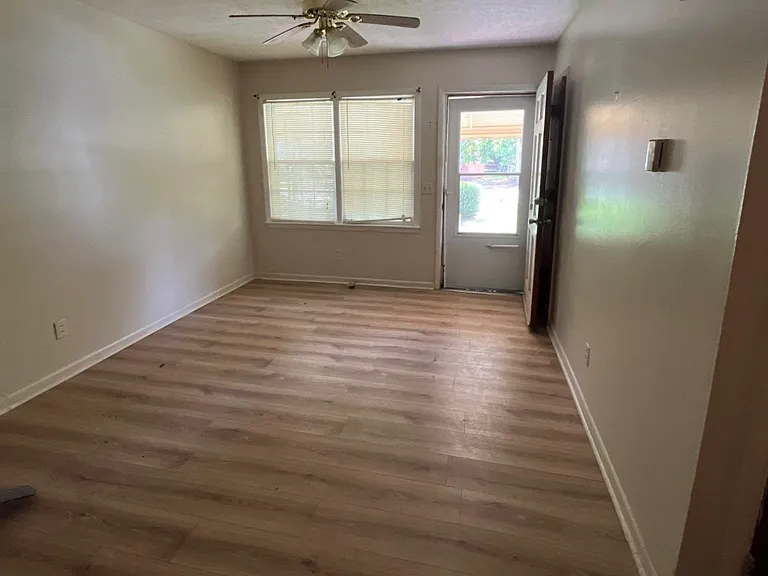 907 Strawberry St — Photo 8