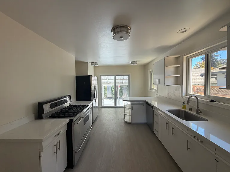 1323 Edgehill Dr — Photo 5