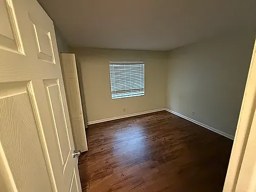 Sunset Square Apartments — Photo 3