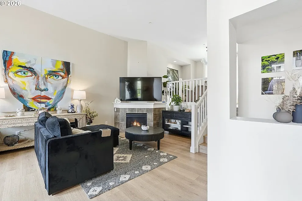 3 bed, 3.5 bath, 2400 sqft, $3,299 — Photo 4