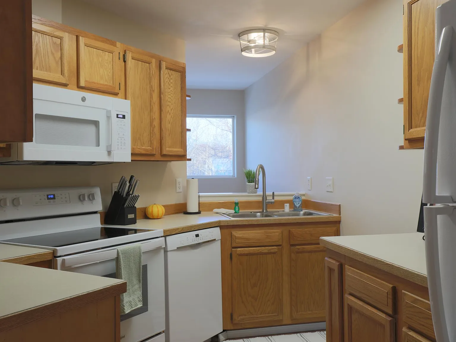 3 bed, 1400 sqft, $2,400 — Photo 4