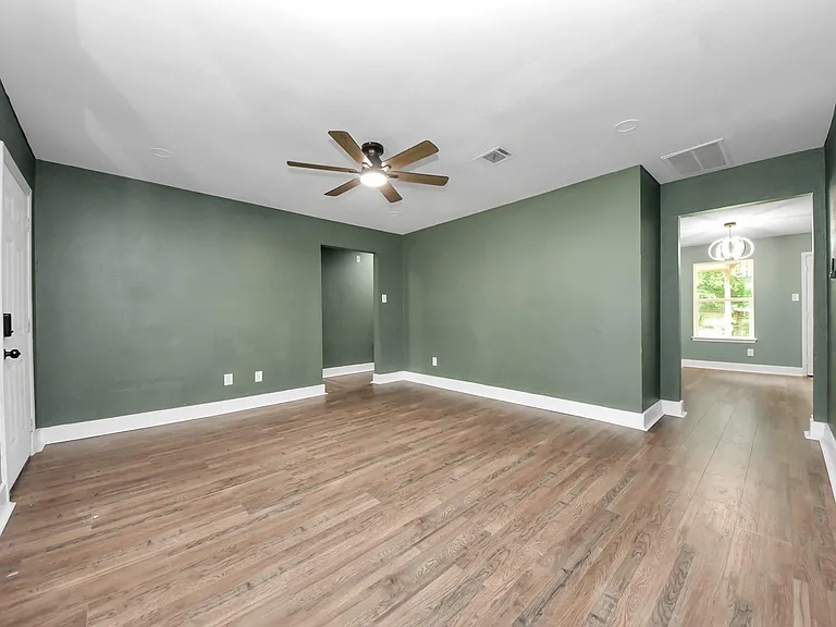 608 Trinity Ln — Photo 4