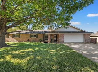 1002 W Elizabeth Dr, Robinson, TX 76706
