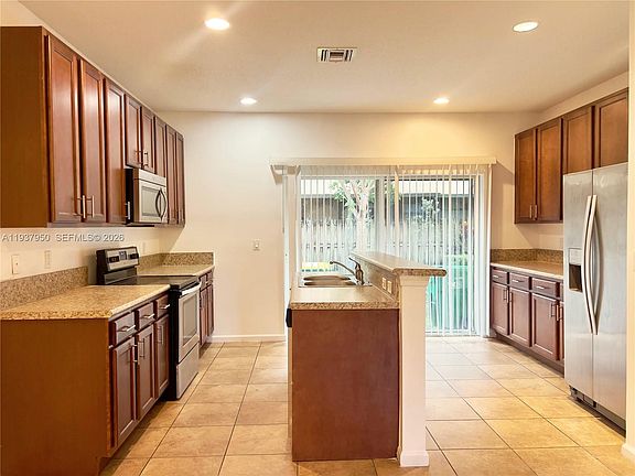 3rd image of 5906 Woodlands Blvd