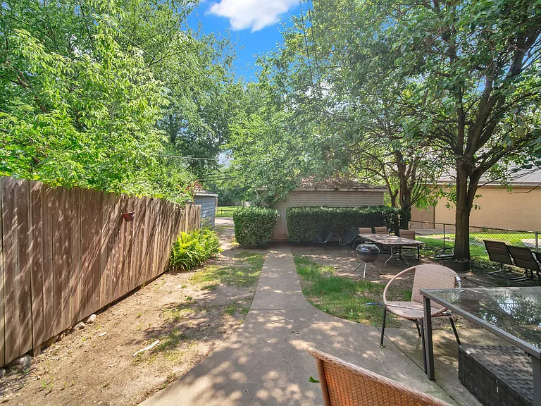2303 Ridge Ave — Photo 16