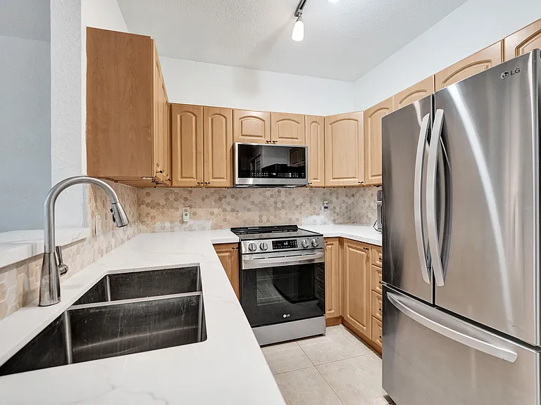1743 NE 4th Ave #F4 — Photo 5