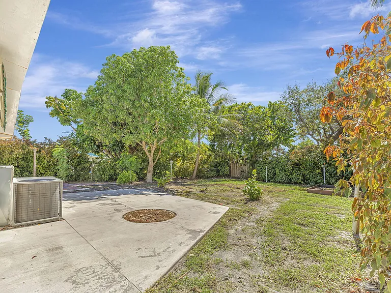 1911 Cypress Ave — Photo 6
